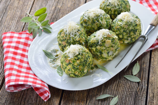 bolinho de espinafre - val pusteria - fotografias e filmes do acervo