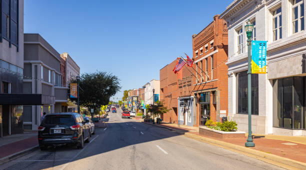 United States Cities Jonesboro, Arkansas, USA - October 18, 2021: The old business district on Main street arkansas stock pictures, royalty-free photos & images