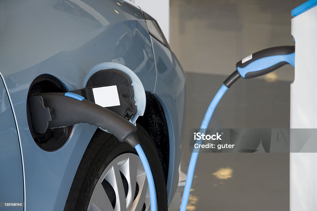 電気自動車の充電 - グリーンテクノロジーのロイヤリティフリーストックフォト