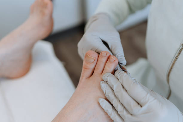 podologo che lavora spa - podiatrist pedicure human foot toenail foto e immagini stock