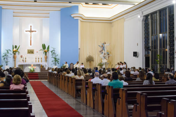 верующие посещают мессу в церкви nossa senhora da assunãno в сальвадоре, штат баия. - конгрегация стоковые фото и изображения