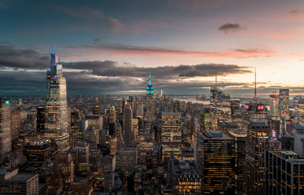 heure bleue après le coucher du soleil de manhattan - new york city photos et images de collection