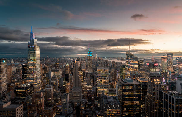 マンハッタンの日没後の青い時間 - manhattan new york city night skyline ストックフォトと画像