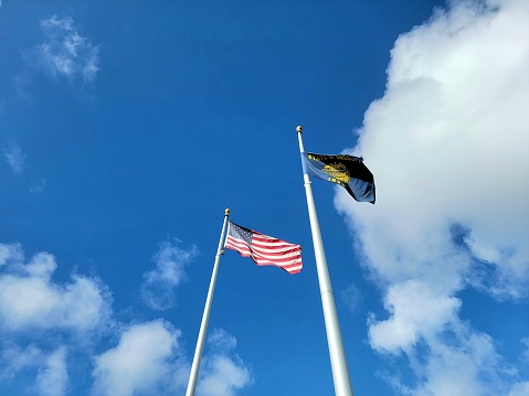 Is United States in Oregon flag in sky with clouds