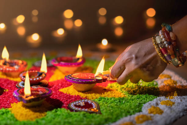 tradycyjne lampy diya zapalane podczas uroczystości diwali - rangoli zdjęcia i obrazy z banku zdjęć