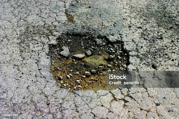 Pothole - ひびが入ったのストックフォトや画像を多数ご用意 - ひびが入った, アスファルト, ダメージ