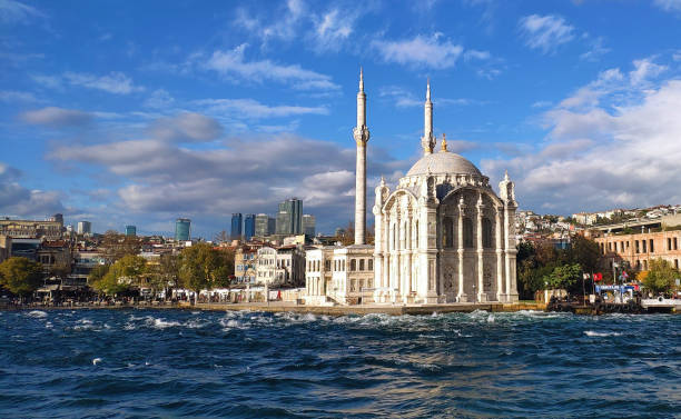 bella moschea di ortakoy a istanbul, turchia - moschea ortakoy foto e immagini stock