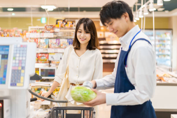 スーパーで買い物をする若いビジネスパーソン - convenience store merchandise consumerism customer ストックフォトと画像
