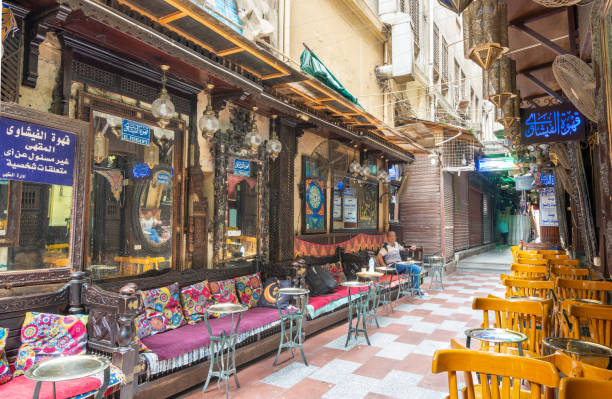 el fishawi old café, no bazar mamluk khan al-khalili, fechado durante o confinamento covid-19, cairo, egito - el khalili - fotografias e filmes do acervo