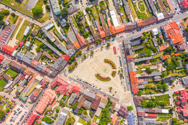 пейзаж старого города с воздуха с видимым. вид на исторические здания на рынке. хущ, польша воздушная - lowicz стоковые фото и изображения