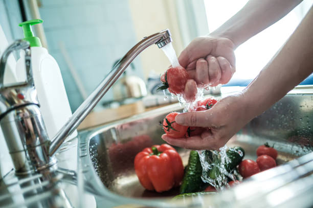 kobiece ręce myją czerwone pomidory pod strumieniem wody, na tle warzyw w zlewie. gotowanie jedzenia. - built structure people japan sharp zdjęcia i obrazy z banku zdjęć