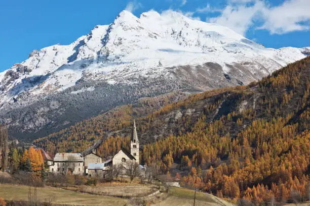 The village of Saint-Paul-sur-Ubaye with an altitude of 1470m is the highest commune in the Alpes-de-Haute-Provence.
Located in Haute Ubaye at the foot of the Chambeyron massif, it has 34 peaks above 3000m, so it is the rendezvous for hikers and mountaineers.
In winter, it is a small family cross-country ski resort (loop along the Ubaye)