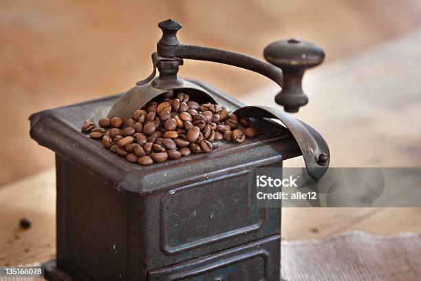 Antiguo Molino De Café Foto de stock y más banco de imágenes de Alimento - Alimento, Cafeína, Culturas