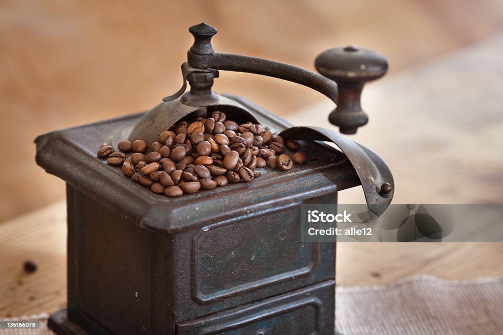 Vecchio Macina-caffè - Foto stock royalty-free di Caffeina