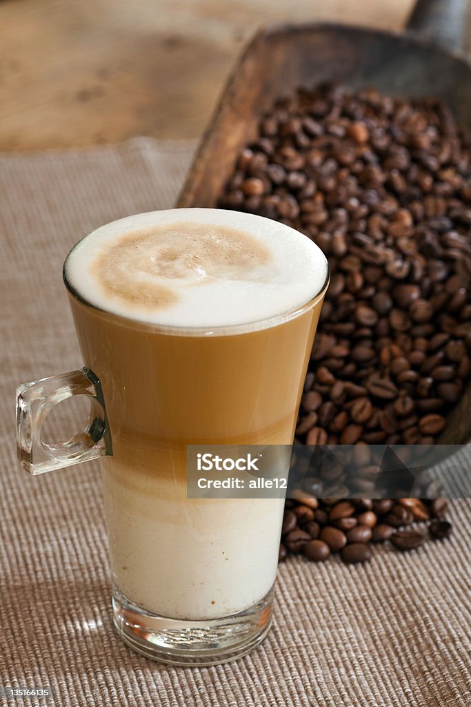 Kawiarnia Latte z ziarna kawy - Zbiór zdjęć royalty-free (Latte)