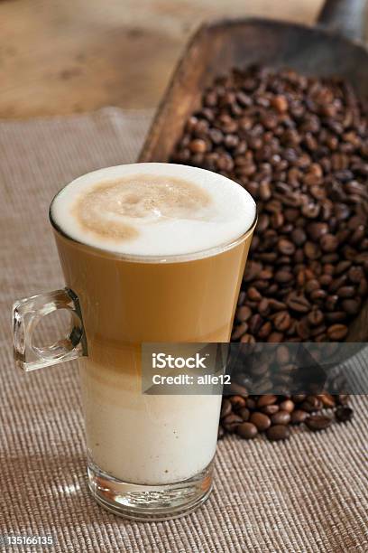 Kawiarnia Latte Z Ziarna Kawy - zdjęcia stockowe i więcej obrazów Latte - Latte, Cafe macchiato, Cappuccino