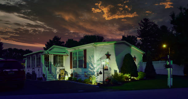 風景照明と夕暮れ時に見られるようにモバイル、製造、モジュラー、プレハブホーム - trailer park mobile home house modular ストックフォトと画像