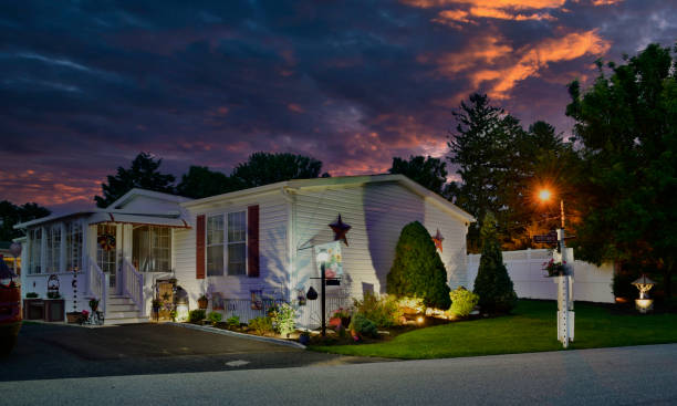 風景照明と夕暮れ時に見られるようにモバイル、製造、モジュラー、プレハブホーム - trailer park mobile home house modular ストックフォトと画像