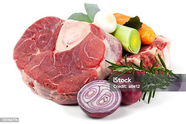 Foto de Fatia De Pernil De Carne Com Legumes e mais fotos de stock de Carne - Carne, Perna - Corte de Carne, Carne de Vaca
