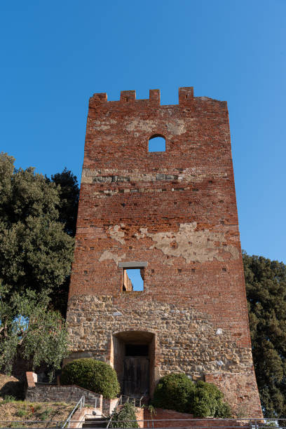 fucecchio, toscana. parco corsini. le torri fortificate - medieval autumn cathedral vertical foto e immagini stock