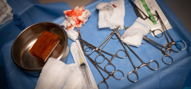 手術用具と血まみれのガーゼ - gauze scalpel surgeon healthcare and medicine ストックフォトと画像