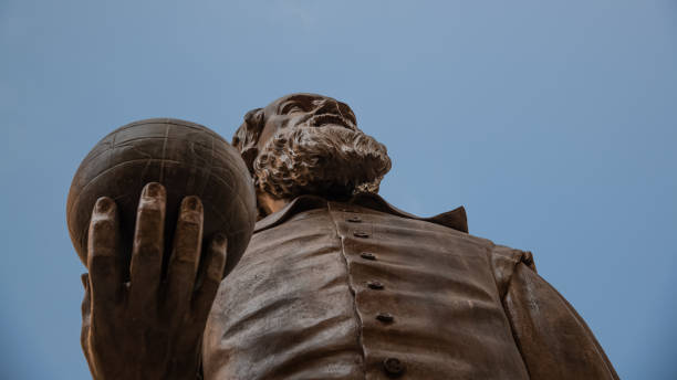 Galileo Galilei statue in Pisa, Italy Galileo Galilei statue in Pisa, Italy. This bronze, made by the Versilia foundry, with lost wax, is a tribute that the artists Gabriele Vicari and Armando Barbon, Pisa, Italy , Inauguaration on restored statue in 2009, Pisa 22.07.2021 pisa sculpture stock pictures, royalty-free photos & images