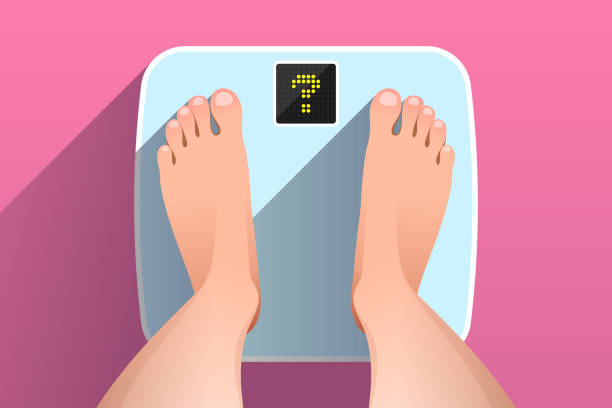 여자가 디스플레이에 물음표와 비늘에 서있다 - bathroom scale stock illustrations