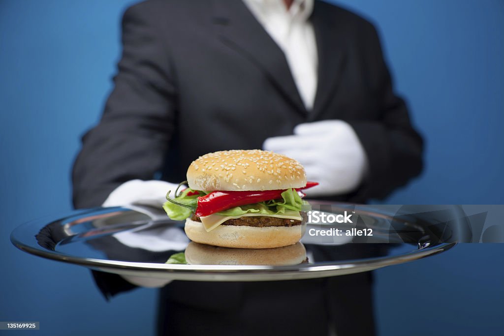 Service en gants blancs avec hamburger sur plateau argenté - Photo de Argent libre de droits