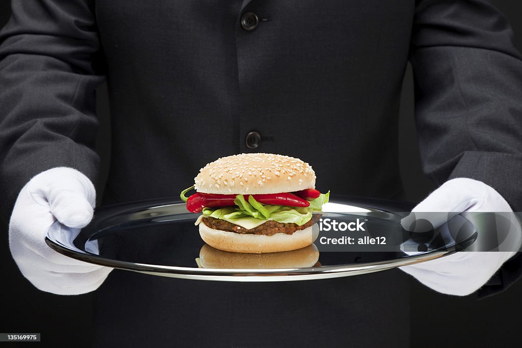 Guanto bianco che serve hamburger di manzo Maggiordomo - Foto stock royalty-free di Hamburger