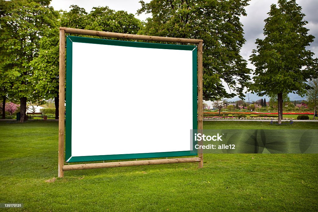 Рекламный щит в парк - Стоковые фото Афиша роялти-фри