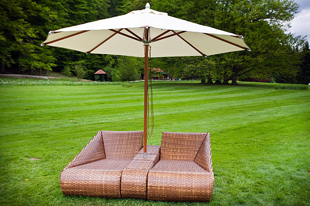 патио на открытом воздухе - parasol formal garden furniture sofa стоковые фото и изображения