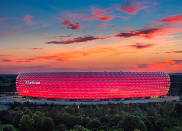 allianz arena, beleuchtet, münchen, oberbayern, bayern - uefa stock-fotos und bilder