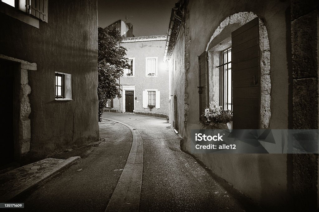 Calle oscura en Provence - Foto de stock de Aldea libre de derechos