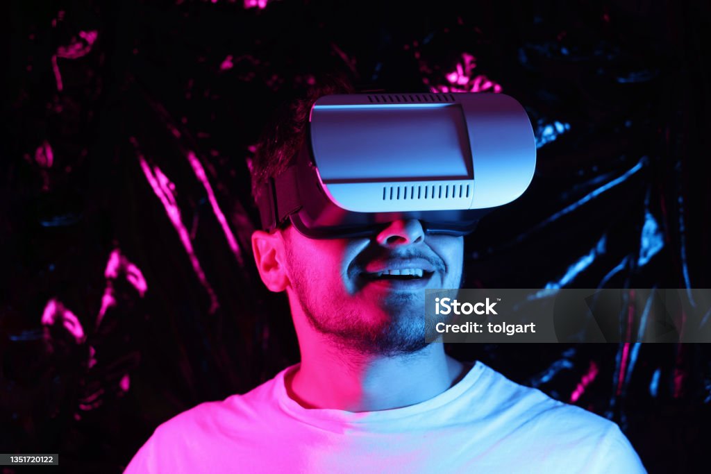 Mężczyzna noszący okulary VR - Zbiór zdjęć royalty-free (Wieloświat)