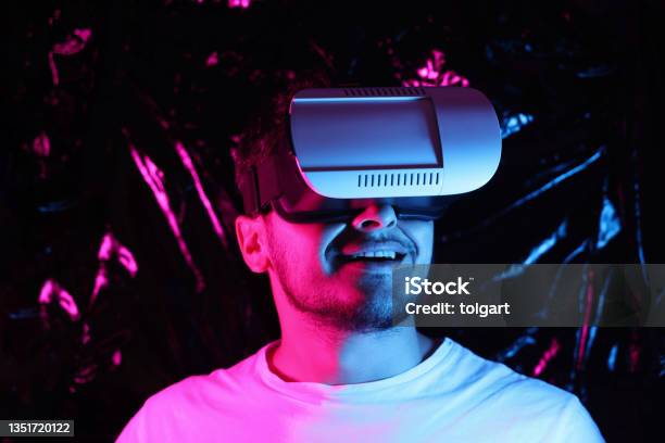 Mężczyzna Noszący Okulary Vr - zdjęcia stockowe i więcej obrazów Wieloświat - Wieloświat, Symulator wirtualnej rzeczywistości, Sztuczna inteligencja