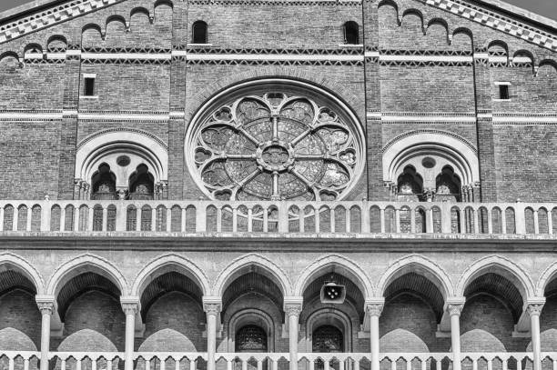 façade de la basilique saint-antoine de padoue, italie - padova italy photos et images de collection