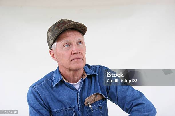 Avós Com Sua Bola Cap Posando - Fotografias de stock e mais imagens de Agricultor - Agricultor, Fundo Branco, Figura para recortar