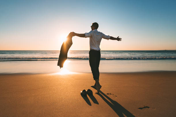 la vida es buena. hombre exitoso disfrutando de la vida y la libertad. conciliación de la vida laboral y familiar. concepto de día libre de trabajo. hombre libre con los brazos abiertos disfrutando de la naturaleza. - off balance fotografías e imágenes de stock