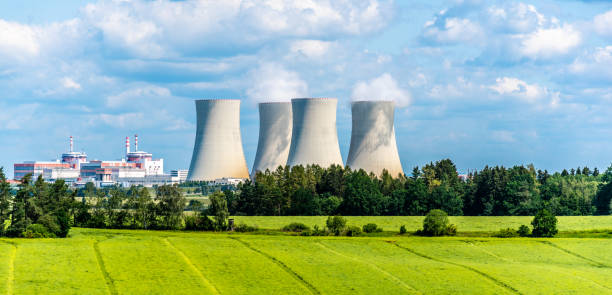 centrale nucléaire sur fond de belle prairie d’été verdoyante. temelin, république tchèque - centrale nucléaire photos et images de collection