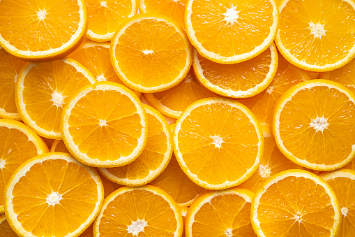 Rodajas de fruta de naranja disposición de cítricos fondo de fotograma completo photo