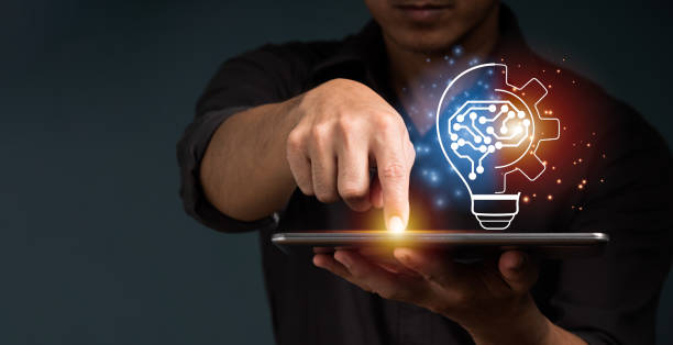 un uomo d'affari mostra un concetto tenendo metà di una lampadina virtuale e il suo cervello su una tavoletta digitale. concetto perspicace e ispirazione per la creatività. - invenzione foto e immagini stock