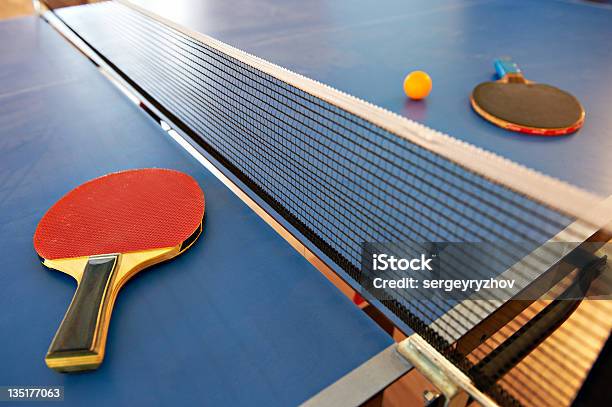 Raquetas De Tenis De Mesa Y Orange Ball Foto de stock y más banco de imágenes de Actividad - Actividad, Actividades recreativas, Azul