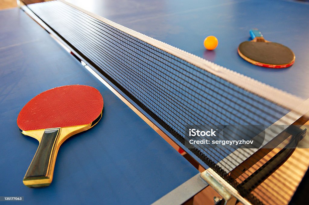 Racchette da tennis tavolo e palla arancia - Foto stock royalty-free di Ambientazione interna
