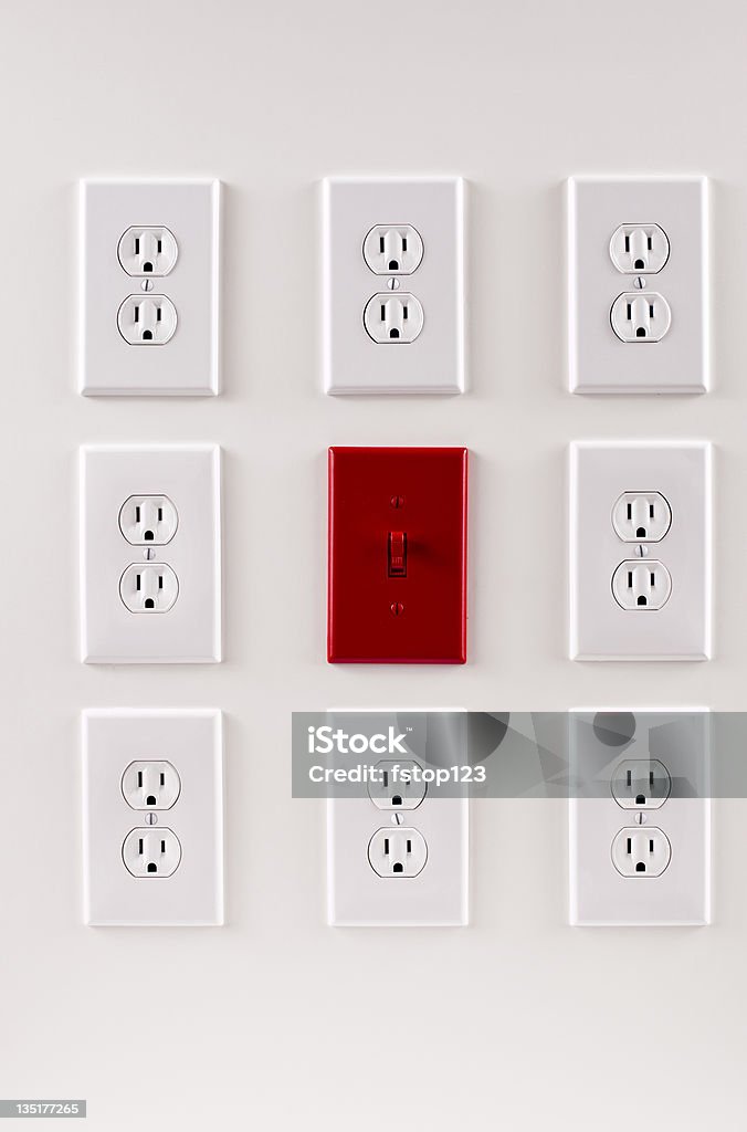 Interruptor de luz roja en pared de conector macho blanco recepticals - Foto de stock de Cable de conducción eléctrica libre de derechos