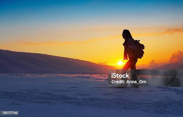 Mulher Caminhada Nas Montanhas De Inverno Madagáscar - Fotografias de stock e mais imagens de Adulto