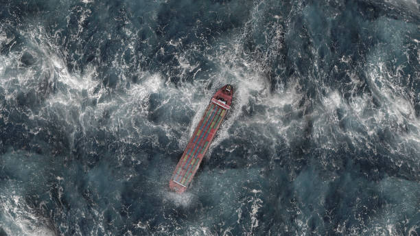 duży statek towarowy z kontenerami na burzliwym oceanie, antenowy - ship storm thunderstorm water zdjęcia i obrazy z banku zdjęć