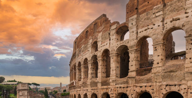 coliseo romano sobre el fondo del pintoresco cielo - cirrocumulus fotografías e imágenes de stock