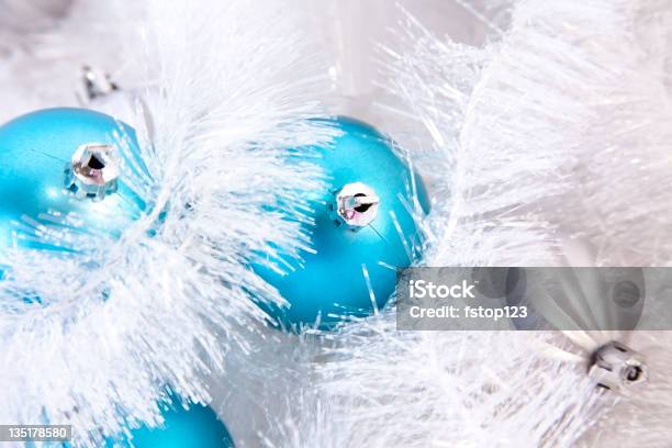 Decorazioni Di Natale Blu E Argento - Fotografie stock e altre immagini di Ambientazione tranquilla - Ambientazione tranquilla, Argentato, Arredamento