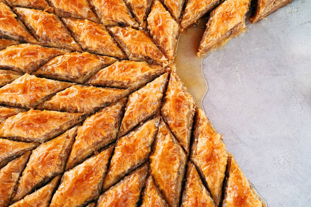 delizioso baklava del villaggio turco a forma di rombo con noci in un vassoio - baklawa foto e immagini stock