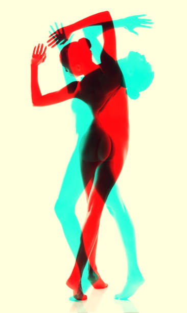 студийный снимок красивой молодой женщины, танцующей в обнаженном виде - motion art naked studio shot стоковые фото и изображения